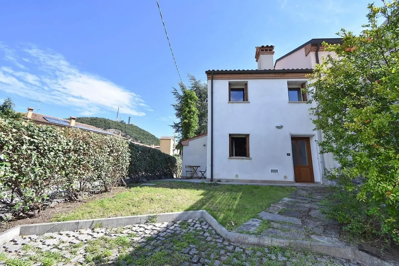 Calaone Wondeful Duplex Apartment Con Parcheggio X4 Baone Italia